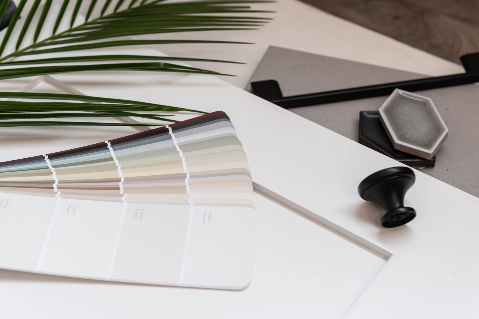 White Kitchen Cabinets : Exploring the Warm & Cool Tones