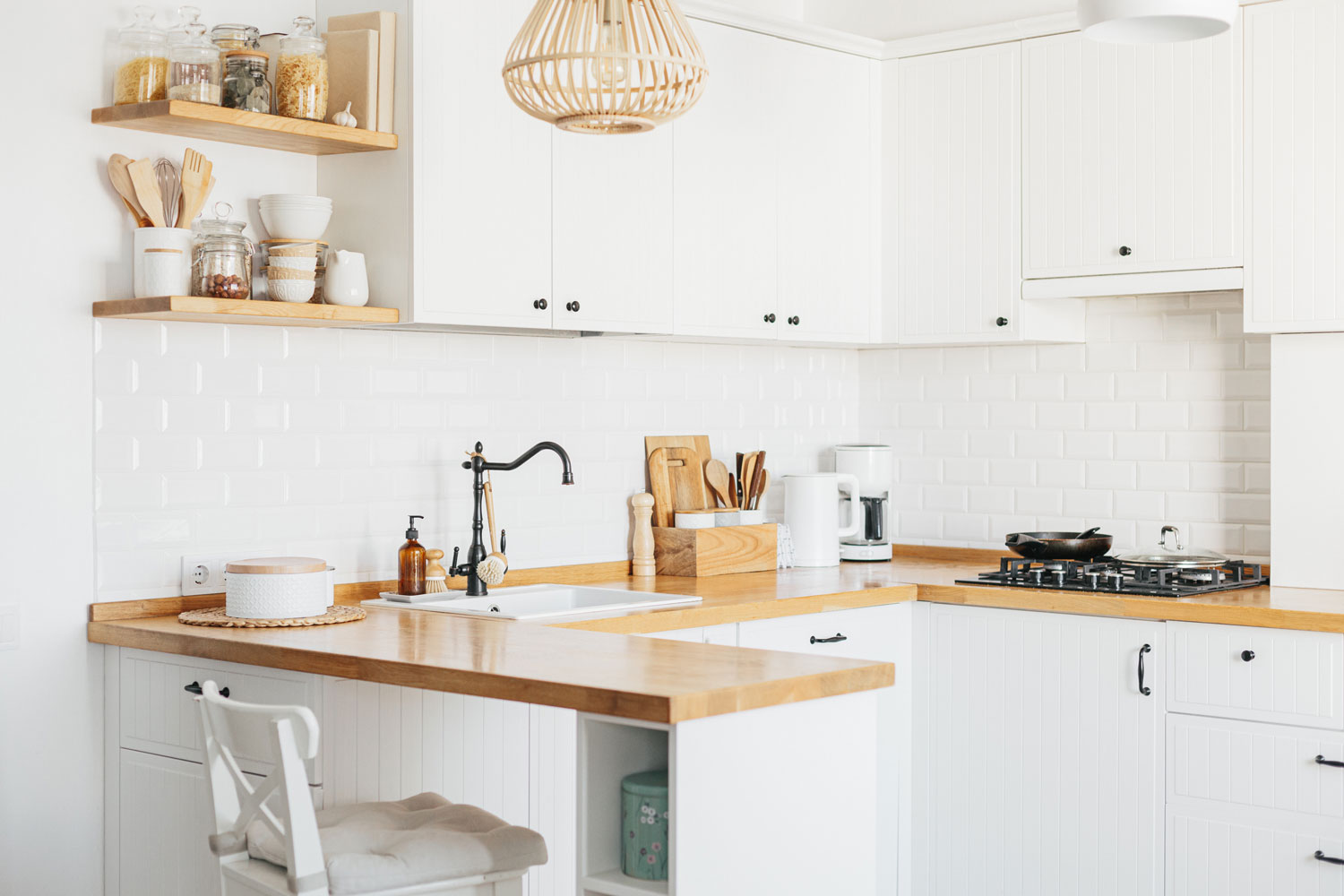 How to Accessorize Oxford White Kitchen Cabinets for a Stunning Look