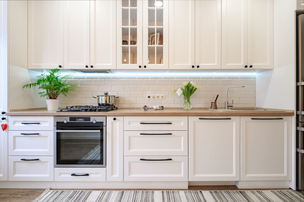 How to Accessorize Oxford White Kitchen Cabinets for a Stunning Look 6 6762729db902d3b179d9cce0 65aa1b3db8ee09494a3d2779 Oxford White Kitchen Cabinets Under Cabinet Lighting
