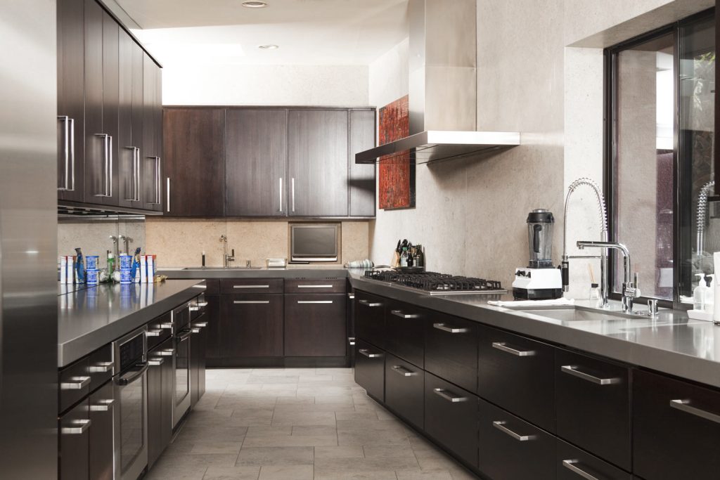 Galley Kitchens 101: Layout, Tips, Pros, and Cons 2 67629692e538ed3e63e0e4a6 64ad257ec1144c60c015cd16 Galley kitchens Understanding Galley Kitchens 02