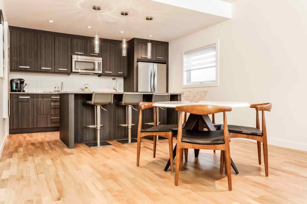 Where Can Contractors Buy Kitchen Cabinets in Calgary? A Guide to Supply-Only Cabinetry 1 Contemporary kitchen with quality cabinetry supplied for contractors in Calgary.