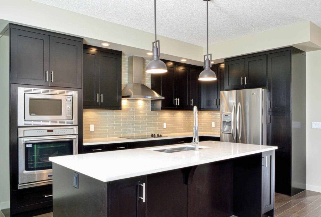 Cabinet Supply Programs for Calgary Contractors: What to Look for in a Manufacturing Partner 1 Modern kitchen cabinets demonstrating production capacity for contractor projects.